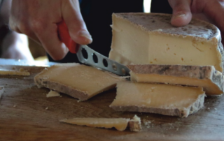Sinihallitusjuustu lõikamine.