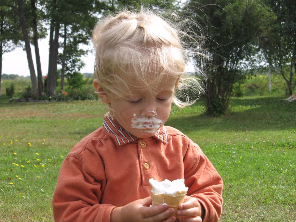 Laps vahvlijäätisega, suu valge