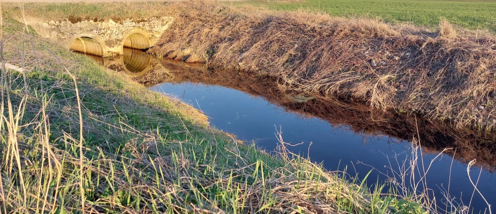 veekraav päikeseloojangus