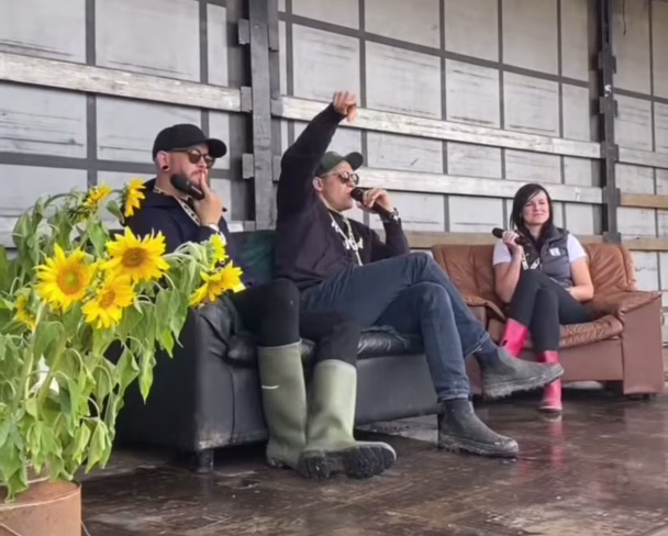 kaks meest mikrofonidega ja intervjueeritav