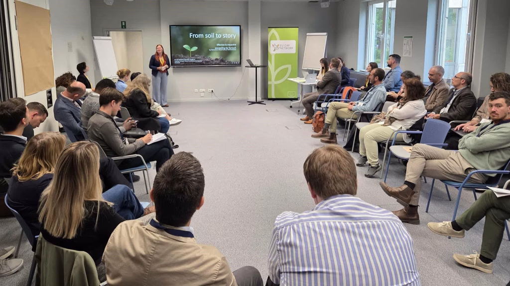 Inimesed istumas ringikujuliselt toolidel, esitlusele kaasa töötamas