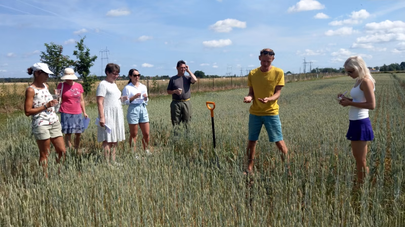 Õppepäeva grupp, mees kollases särgis