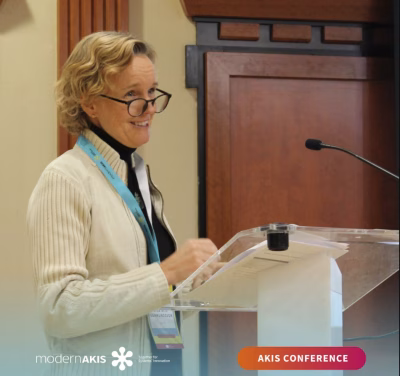 Blond naine prillidega esinemispuldis