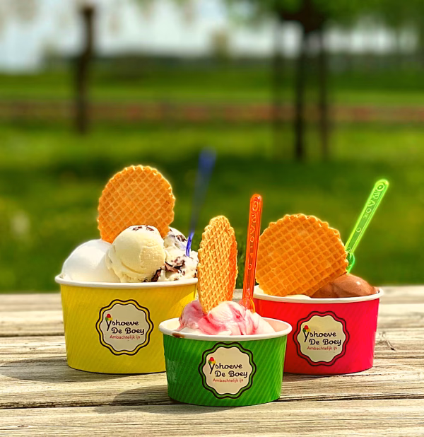 kolm värvilist jäätisetopsi vahvlitega