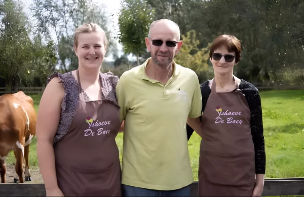 Tütar, isa ja ema põlledega