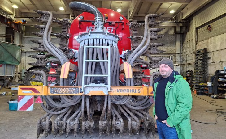 sõnnikulaotur ja mees rohelise jopega