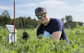 farmer põllu sees mullajaama juures
