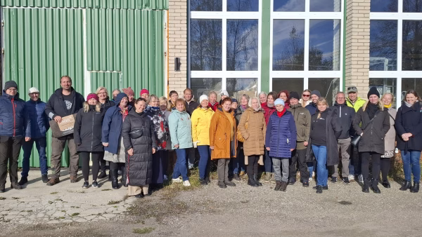 Villapäeva osalejate grupipilt Mää tootmishoone ees.