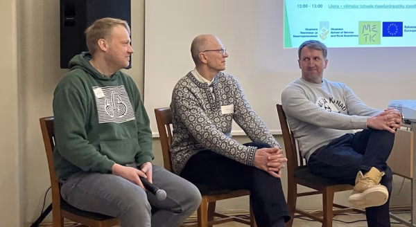 Kolm põllumeest naratamas